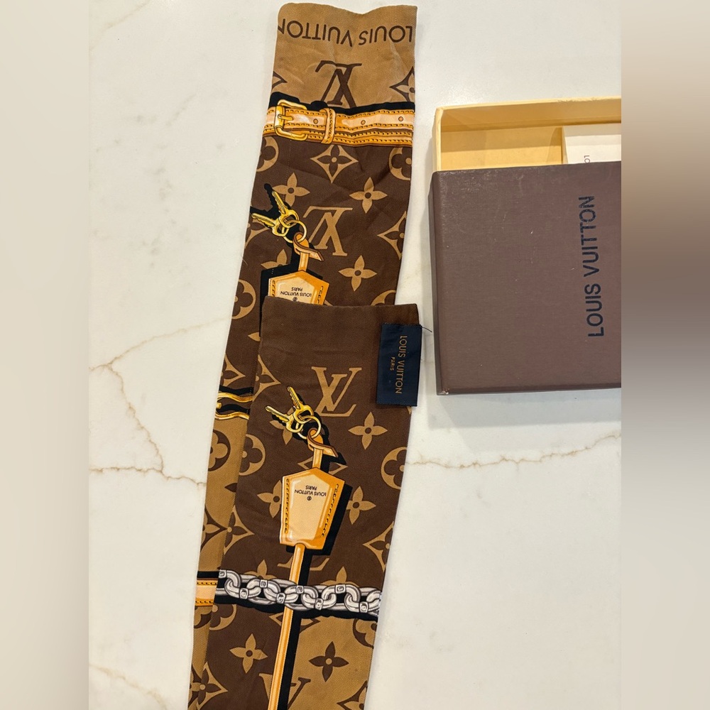 Louis Vuitton Bandeau Trunk Scarf
I wore on a hat 🌓has some wear…
